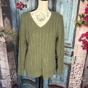 Croft & Barrow army green cable knit sweater, size medium, good condition